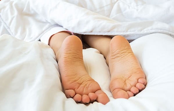 تنظیم حالت خوابیدن برای درمان گرفتگی عضلات پا