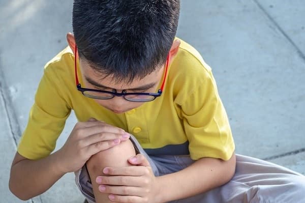 علت خالی شدن زانو در کودکان چیست و چگونه بدون جراحی درمان میشود؟